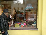 Перфоманс в витрине Трикотажклуба