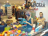 Перфоманс в витрине Трикотажклуба